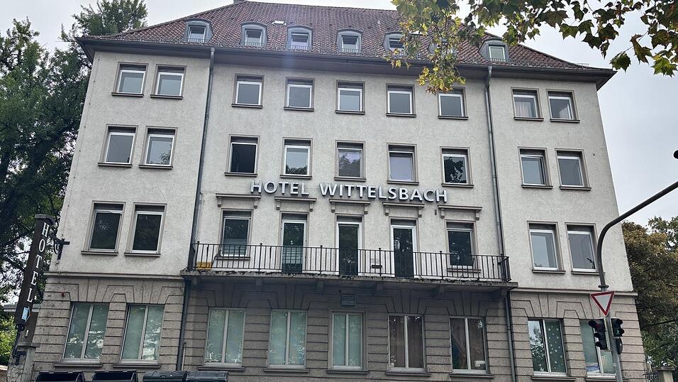 Schon jetzt sieht man von außen deutlich: Die staatliche Gemeinschaftsunterkunft am Stadtgraben steht so gut wie leer. Schon jetzt sieht man von außen deutlich: Die staatliche Gemeinschaftsunterkunft am Stadtgraben steht so gut wie leer.