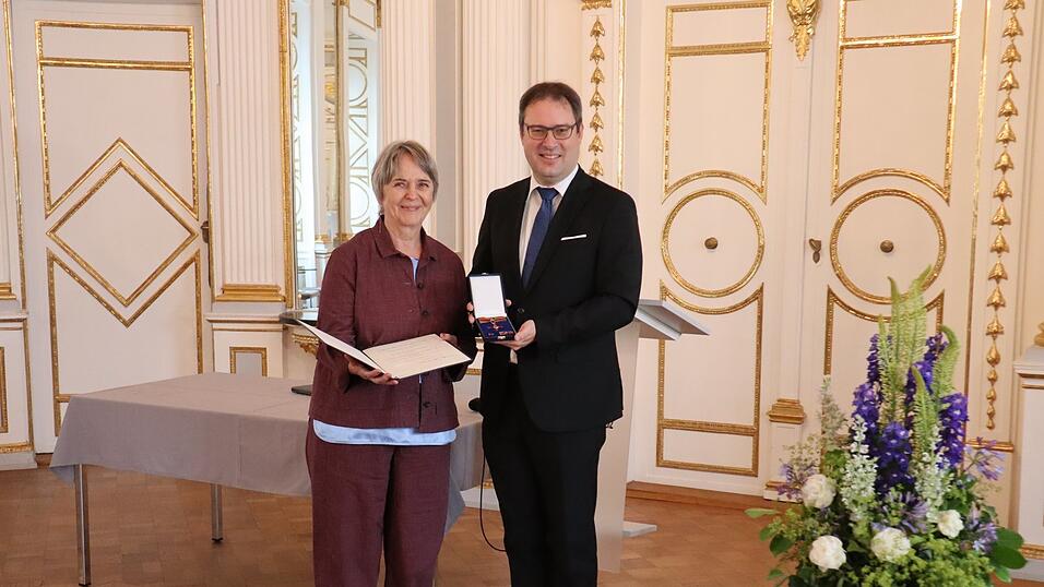 Magdalena Helmig und Florian Luderschmid pr&auml;sentieren das Bundesverdienstkreuz.