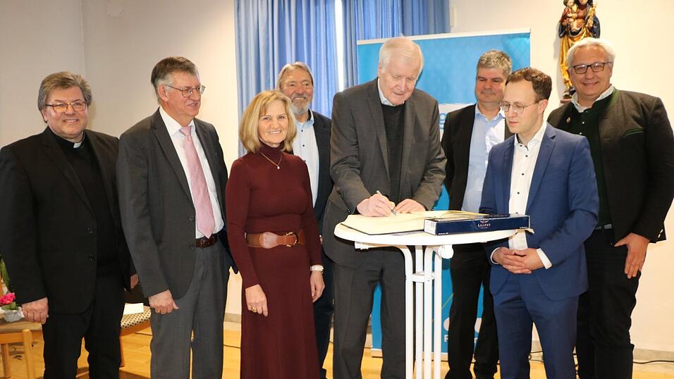 Horst Seehofer (Mitte) trug sich in das Goldene Buch der Marktgemeinde ein, hier mit Pfarrer G&uuml;nter M&uuml;ller (v.l.), drittem B&uuml;rgermeister Josef Hyronimus, zweiter B&uuml;rgermeisterin Christa Popp, Ehrenb&uuml;rger Arno Wolf, CSU-Ortsvorsitzenden Hermann D&uuml;rmeyer, B&uuml;rgermeister Florian H&ouml;lzl und Michael Wensauer