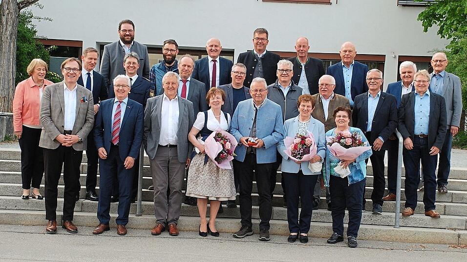 Die scheidenden Kreisr&auml;te mit Ehreng&auml;sten und Josef Laumer (vorne 3. v. r.). Die dienst&auml;ltesten Kreisr&auml;te sind Franz Schedlbauer (vorne, 2. v. l.) und Heinz Uekermann (2. Reihe, rechts) mit 42 Jahren. Der stellvertretende Landrat Bernhard Krempl (vorne, 3. v. l.) kann auf 30 Jahre als Kreisrat zur&uuml;ckblicken.