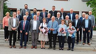 Die scheidenden Kreisr&auml;te mit Ehreng&auml;sten und Josef Laumer (vorne 3. v. r.). Die dienst&auml;ltesten Kreisr&auml;te sind Franz Schedlbauer (vorne, 2. v. l.) und Heinz Uekermann (2. Reihe, rechts) mit 42 Jahren. Der stellvertretende Landrat Bernhard Krempl (vorne, 3. v. l.) kann auf 30 Jahre als Kreisrat zur&uuml;ckblicken.