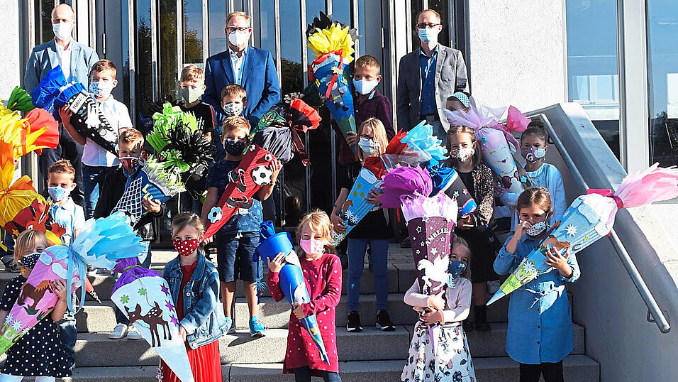 Die Klasse 1a mit Klassleiterin Marion Pl&ouml;tz, Schulleiter und B&uuml;rgermeistern.