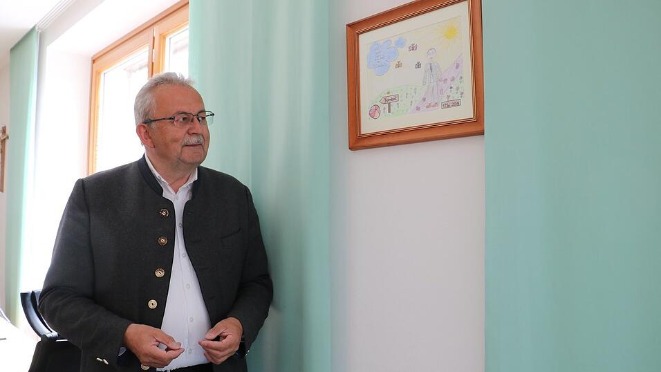 Kurz nach seinem Dienstantritt hat ein M&auml;dchen Josef Laumer eine Zeichnung geschenkt, mit guten W&uuml;nschen f&uuml;r seine Amtszeit. Im B&uuml;ro hatte das Bild einen Ehrenplatz, unter dem Wappen des Landkreises.