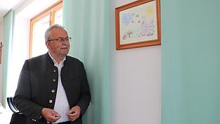 Kurz nach seinem Dienstantritt hat ein M&auml;dchen Josef Laumer eine Zeichnung geschenkt, mit guten W&uuml;nschen f&uuml;r seine Amtszeit. Im B&uuml;ro hatte das Bild einen Ehrenplatz, unter dem Wappen des Landkreises.