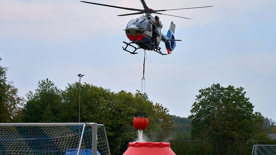 Rund 300 Einsatzkräfte waren vor Ort. Rund 300 Einsatzkräfte waren vor Ort.