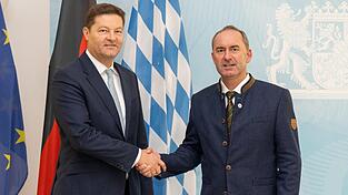 Bayerns Wirtschaftsminister Hubert Aiwanger (rechts) hat mit Rodenstock-Geschäftsführer Marcus Desimoni über den geplanten Stellenabbau am Standort Regen gesprochen.