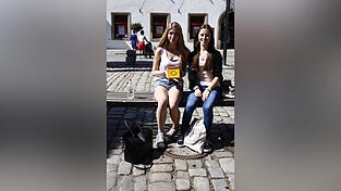 Nach einem Shopping-Tag mit ihrer Freundin Sarah (rechts) zog Lisa aus unserer Banknachbar-Box den Zettel 'Heimat'. (Foto: Thomas Achatz) Nach einem Shopping-Tag mit ihrer Freundin Sarah (rechts) zog Lisa aus unserer Banknachbar-Box den Zettel 'Heimat'. (Foto: Thomas Achatz)