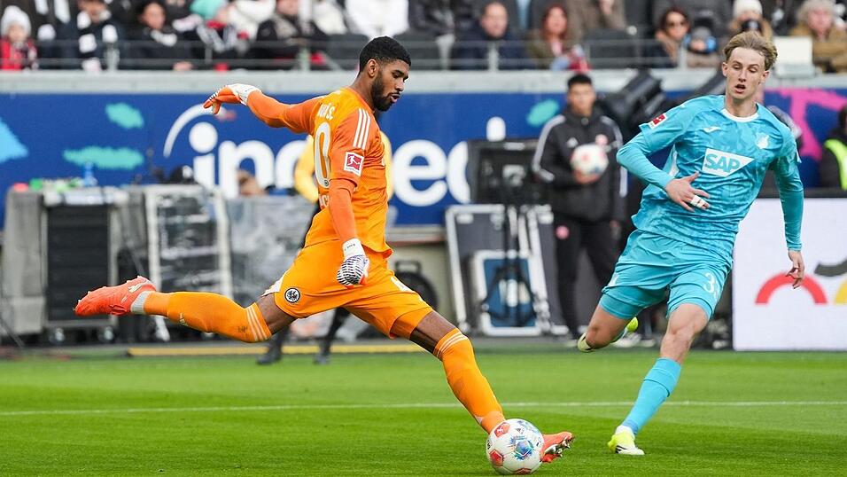 Erst stark, beim Gegentor aber ungl&uuml;cklich: Frankfurts Torh&uuml;ter Kaua Santos.