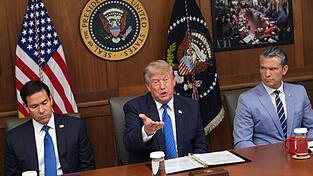 US-Präsident Trump hat nach eigenen Worten nicht mit FIFA-Chef Infantino über die Investorenpläne gesprochen. US-Präsident Trump hat nach eigenen Worten nicht mit FIFA-Chef Infantino über die Investorenpläne gesprochen.