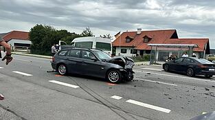 Mehrere Fahrzeuge waren an dem Unfall im Juni beteiligt - nur wenige Meter von der Bushaltestelle, an der zwei Kinder warteten, entfernt. Mehrere Fahrzeuge waren an dem Unfall im Juni beteiligt - nur wenige Meter von der Bushaltestelle, an der zwei Kinder warteten, entfernt.