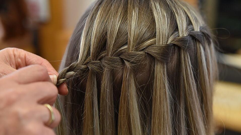 Am Hinterkopf angekommen, einen durchsichtigen Gummi nehmen und damit befestigen. Am Hinterkopf angekommen, einen durchsichtigen Gummi nehmen und damit befestigen.