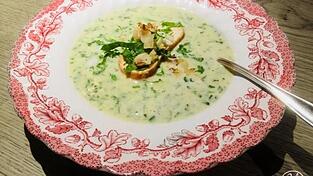 Eine Mairübchensuppe schmeckt wunderbar frisch - und bekommt durch die Verfeinerung mit Zitrone, Sahne und Weißwein eine raffinierte Note.