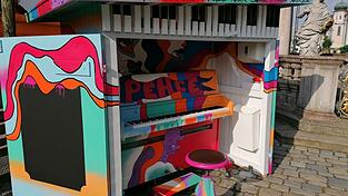 Dieses Klavier zieht immer nur im Sommer auf den Stadtplatz Straubing um.