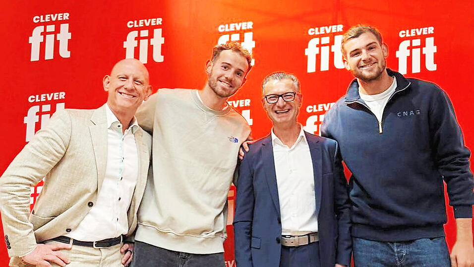Business-Kleidung statt Beach-Klamotten: Benedikt (rechts) und Jonas Sagstetter geben auch im feinen Zwirn eine gute Figur ab - etwa bei der Eröffnung des neuen Clever-Fit-Studios ihrer Partner Horst Lippert (3.v.li.) und Gregor Neumeier (links) im Landshuter Westen. Business-Kleidung statt Beach-Klamotten: Benedikt (rechts) und Jonas Sagstetter geben auch im feinen Zwirn eine gute Figur ab - etwa bei der Eröffnung des neuen Clever-Fit-Studios ihrer Partner Horst Lippert (3.v.li.) und Gregor Neumeier (links) im Landshuter Westen.