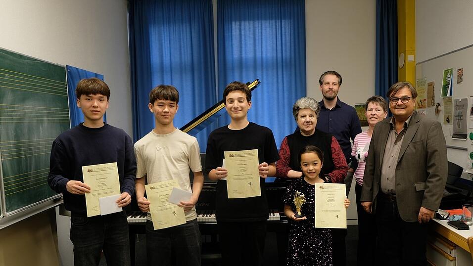 Anton und Collin Stanglmeier, Francesco Baric und Emma Hirsch (v.l.) mit Angelika Rohrmeier, Tobias Haunsperger, Rosa Lummer und Laurentius Seidl. Anton und Collin Stanglmeier, Francesco Baric und Emma Hirsch (v.l.) mit Angelika Rohrmeier, Tobias Haunsperger, Rosa Lummer und Laurentius Seidl.