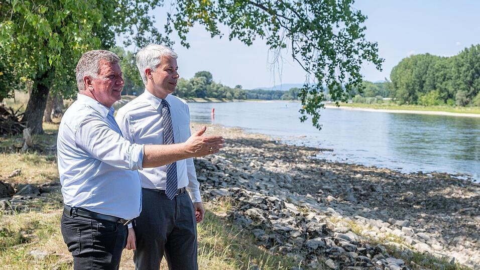 Der neue Bundesverkehrsminister Steffen Bilger (r, CSU) und sein bayerischer Amtskollege Christian Bernreiter (CSU) sehen im Donauausbau eine wichtige Maßnahme zur Verbesserung der Güterschifffahrt bei Niedrigwasser. Der neue Bundesverkehrsminister Steffen Bilger (r, CSU) und sein bayerischer Amtskollege Christian Bernreiter (CSU) sehen im Donauausbau eine wichtige Maßnahme zur Verbesserung der Güterschifffahrt bei Niedrigwasser.