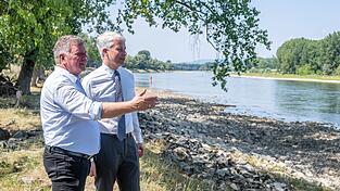 Der neue Bundesverkehrsminister Steffen Bilger (r, CSU) und sein bayerischer Amtskollege Christian Bernreiter (CSU) sehen im Donauausbau eine wichtige Maßnahme zur Verbesserung der Güterschifffahrt bei Niedrigwasser. Der neue Bundesverkehrsminister Steffen Bilger (r, CSU) und sein bayerischer Amtskollege Christian Bernreiter (CSU) sehen im Donauausbau eine wichtige Maßnahme zur Verbesserung der Güterschifffahrt bei Niedrigwasser.