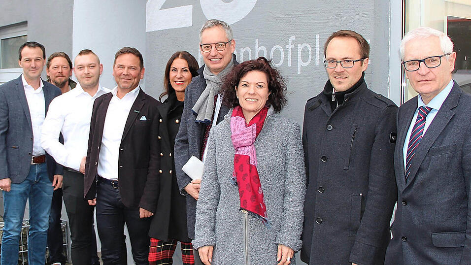 Oberb&uuml;rgermeister Markus Pannermayr (4.v.r.) besuchte zusammen mit Daniela Bachmeier (3.v.r.) vom Amt f&uuml;r Wirtschaftsf&ouml;rderung und Berufsm&auml;&szlig;igem Stadtrat Alois Lermer (rechts) die Gesch&auml;ftsf&uuml;hrer von Elektro H&ouml;rtensteiner Thomas und Sigrid Sagstetter (4. und 5.v.l.), um &uuml;ber Themen wie Fachkr&auml;ftemangel und Engagement im Ausbildungsbereich zu sprechen.