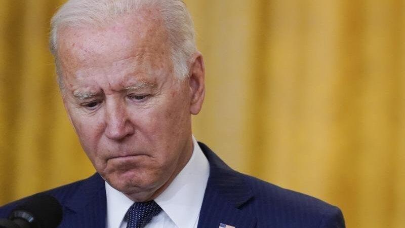 Joe Biden, Pr&auml;sident der USA, h&auml;lt inne, als er im Wei&szlig;en Haus nach dem t&ouml;dlichen Anschlag in der N&auml;he des Flughafens von Kabul spricht.