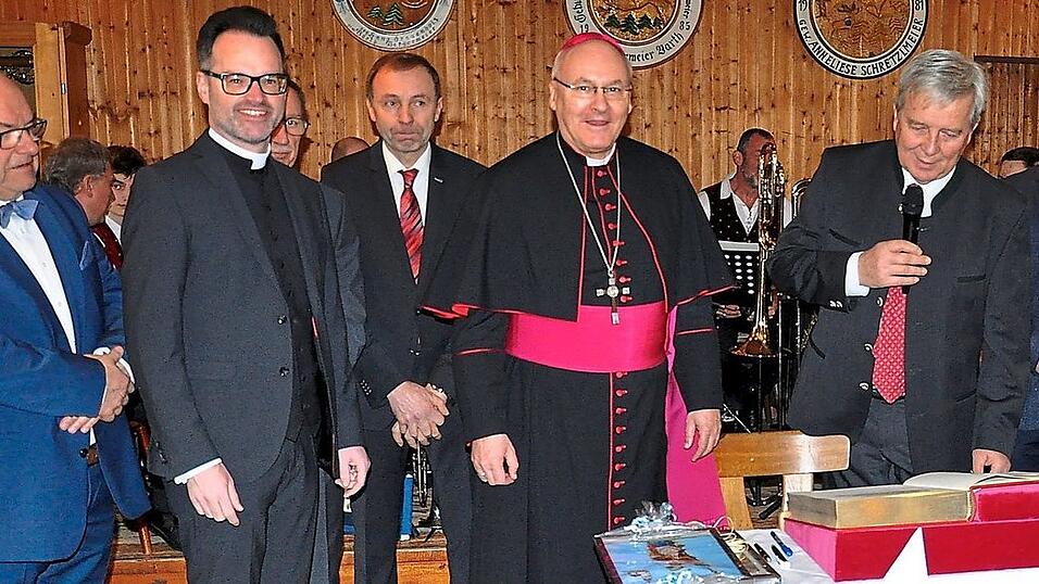 Eintrag ins Goldene Buch mit (v.l.) Archivar Hans Ertlmeier, Pfarrer Franz-Xaver Becher, zweiten Bürgermeister Siegfried Gehrmann (verdeckt), Kirchenpfleger Max Zieglmayer, Bischof Rudolf, Bürgermeister Johann Bergermeier, VG-Vorsitzendem Gerhard Zeitler und Künstlerin Gabriele Lauschke. Eintrag ins Goldene Buch mit (v.l.) Archivar Hans Ertlmeier, Pfarrer Franz-Xaver Becher, zweiten Bürgermeister Siegfried Gehrmann (verdeckt), Kirchenpfleger Max Zieglmayer, Bischof Rudolf, Bürgermeister Johann Bergermeier, VG-Vorsitzendem Gerhard Zeitler und Künstlerin Gabriele Lauschke.