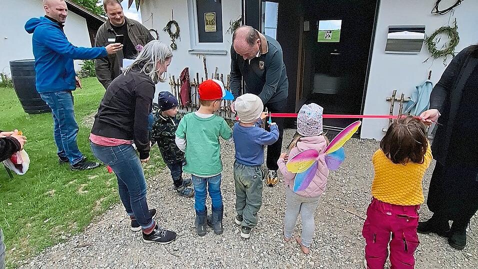 Gemeinsam mit den Kindern schnitt Bürgermeister Johann Ziegleder das Band vor dem Eingang des „Häusls“ durch. Gemeinsam mit den Kindern schnitt Bürgermeister Johann Ziegleder das Band vor dem Eingang des „Häusls“ durch.