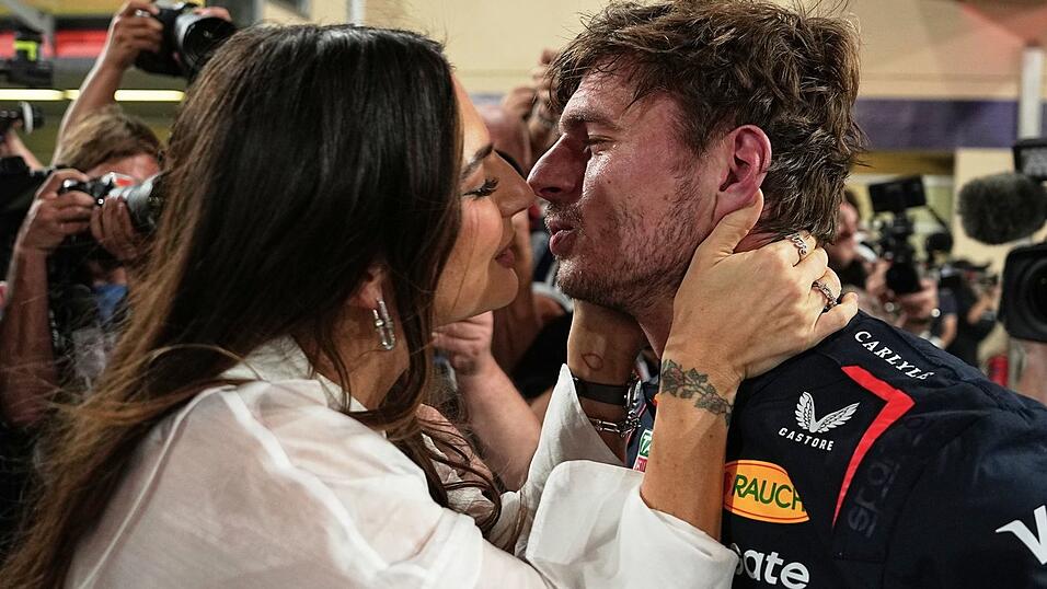 Die Belohnung f&uuml;r die Pole Position bekommt Max Verstappen von Freundin Kelly Piquet.