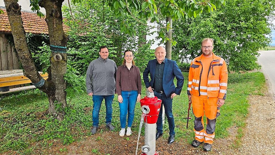 Bauhofleiter Stefan Wagner (v. l.), Projektbetreuerin Sophia Weichselgartner, B&uuml;rgermeister Franz Aster und Wasserwart Matthias Ittlinger