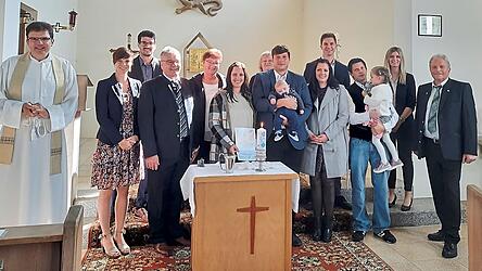 Täufling Anton Breu mit seiner Familie und Pfarrer Wolfgang Dietz Täufling Anton Breu mit seiner Familie und Pfarrer Wolfgang Dietz