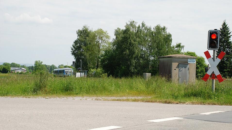 Die Pläne sehen vor, dass der höhengleiche Bahnübergang Perkam verschwindet und zwei Kreisstraßen anders als bisher in die künftige Staatsstraße einmünden.
