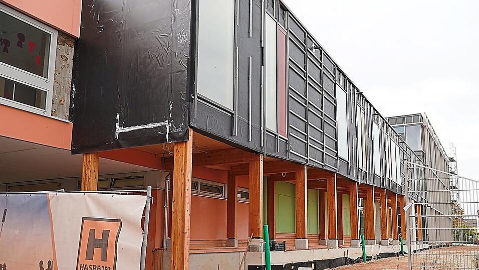 Der Zugang zum Neubau ist fast fertig. Nur noch die Deckenverkleidung fehlt.