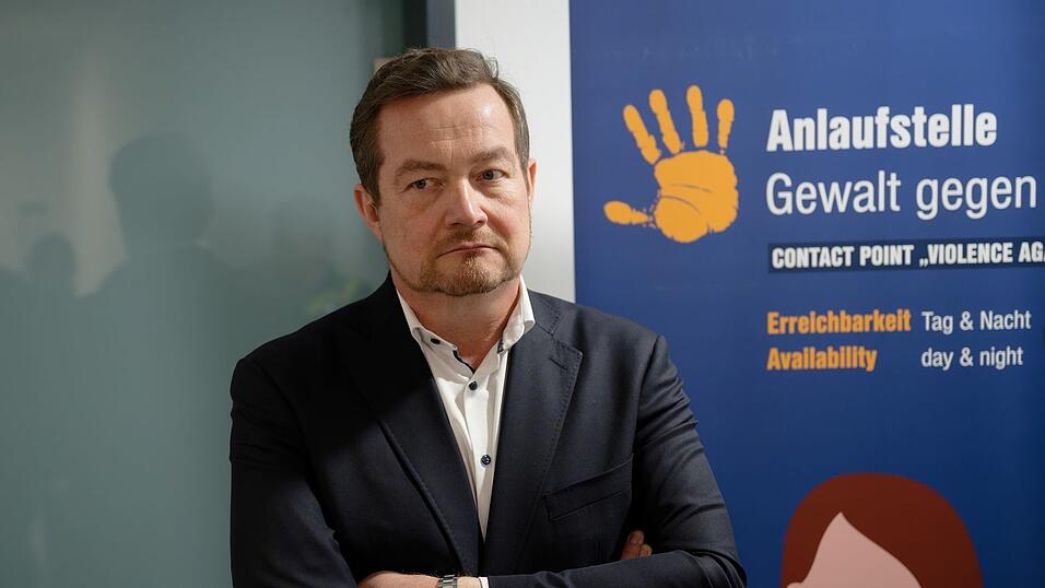 Der Polizeibeauftragte des Bundes, Uli Grötsch, hat die Dienststelle der Bundespolizei am Kölner Hauptbahnhof vor einigen Tagen erstmals besucht. Der Polizeibeauftragte des Bundes, Uli Grötsch, hat die Dienststelle der Bundespolizei am Kölner Hauptbahnhof vor einigen Tagen erstmals besucht.