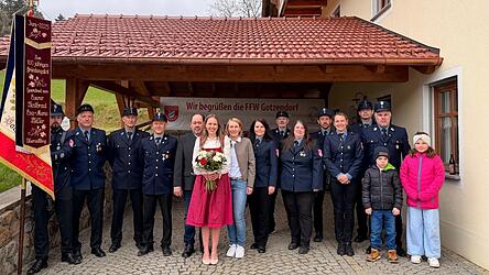 Eva-Maria Pfeffer mit Eltern und der Abordnung der FFW Gotzendorf.