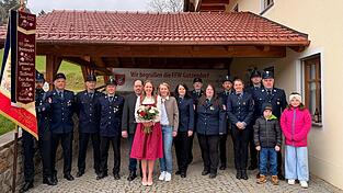 Eva-Maria Pfeffer mit Eltern und der Abordnung der FFW Gotzendorf.