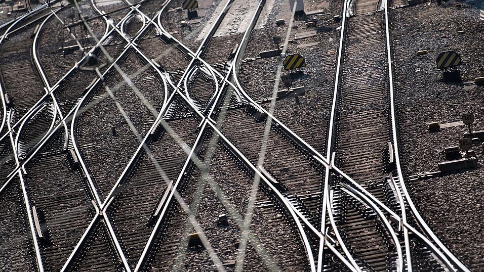 Zwischen M&uuml;hldorf am Inn und Ampfing ist ein Regionalzug &uuml;ber Steine und &Auml;ste auf dem Gleis gefahren. (Symbolbild)