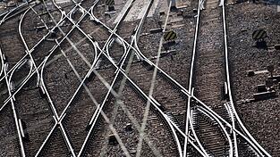 Zwischen Mühldorf am Inn und Ampfing ist ein Regionalzug über Steine und Äste auf dem Gleis gefahren. (Symbolbild) Zwischen Mühldorf am Inn und Ampfing ist ein Regionalzug über Steine und Äste auf dem Gleis gefahren. (Symbolbild)