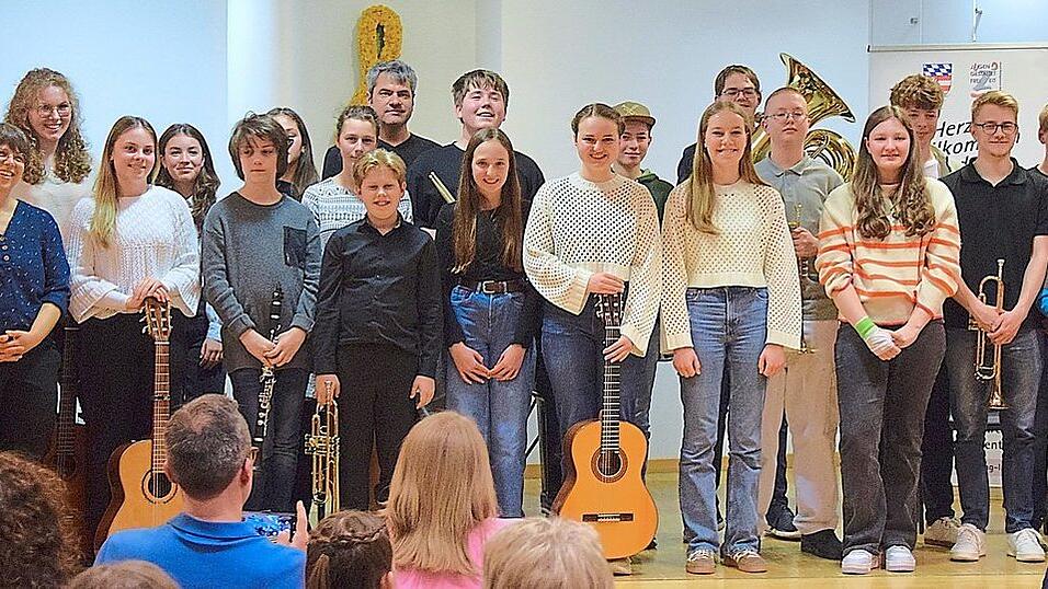 Einmal bitte alle auf die B&uuml;hne: die jungen Musiker, die bei der Serenade am Freitagabend in der Musikschule ihr K&ouml;nnen pr&auml;sentierten.