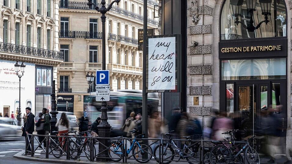 In Paris sind zahlreiche Poster mit Songtiteln von C&eacute;line Dion aufgetaucht.