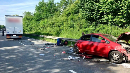 Das Auto wurde bei der Kollision massiv deformiert.