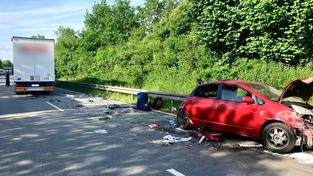 Das Auto wurde bei der Kollision massiv deformiert.