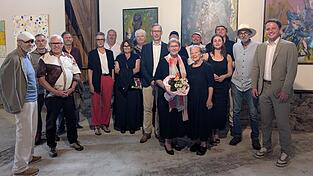 Die anwesenden Künstler um Dr. Elisabeth Lerche in der Mitte sowie Kulturreferent Markus Ziesche (links neben ihr) und MdL Julian Preidl (r.) Die anwesenden Künstler um Dr. Elisabeth Lerche in der Mitte sowie Kulturreferent Markus Ziesche (links neben ihr) und MdL Julian Preidl (r.)