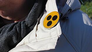 Schwarz auf Gelb: Sehende aufgepasst! Blinde und Sehbehinderte tragen dieses Abzeichen als Hinweis.