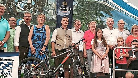 Die Sieger des Volksradfahrens mit den Gratulanten (v. l.): Reinhard Leuschner, Andreas Huber, Bürgermeister Hans Schmalhofer, Heidi Koschollek, Stefan Fisch, Josef Loibl (ältester Teilnehmer), Maria Nothaft (Gewinnerin Hauptpreis), Julia Fisch, Minister Hubert Aiwanger, Anna Hahn (jüngste Teilnehmerin), Werner Zellner, Monika Beham und Kurt Staudinger (größte Gruppe).
