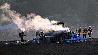 Unter Atemschutz haben Feuerwehrleute den Brand gel&ouml;scht.