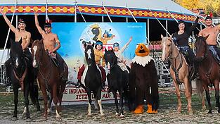 Yakari und Kleiner Donner (3. v. l) und Regenbogen mit Black Beauty (4. v. l.) freuen sich mit den Trickreitern und den Stammesbrüdern auf das Regensburger Publikum.