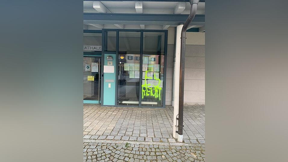 'Es reicht' prangt in gelben Lettern am Eingang zum Rathaus