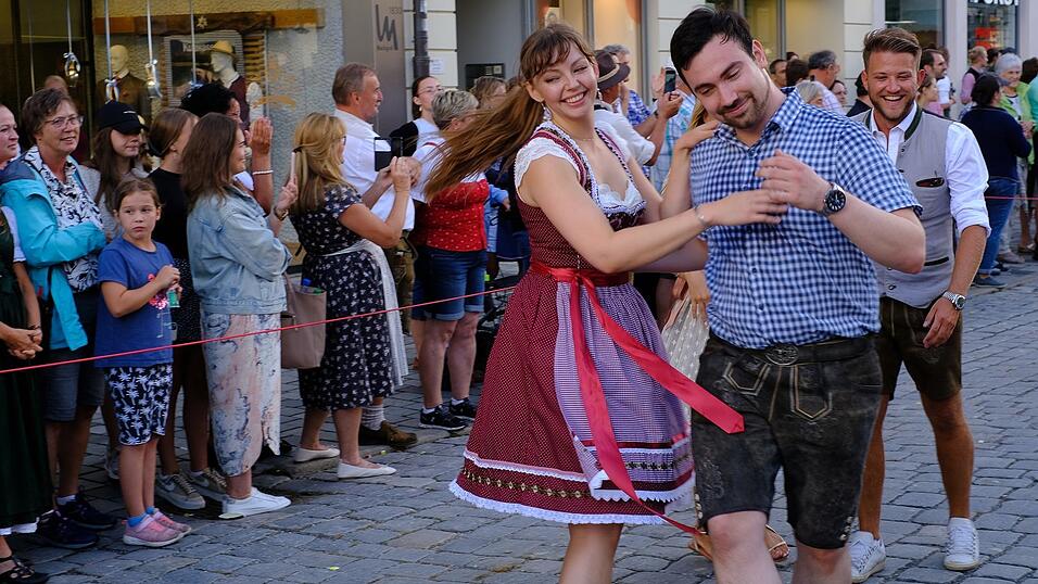 Zahlreiche Musik- und Trachtengruppen zogen nach dreij&auml;hriger Pause am Freitagabend zum Festplatz Am Hagen.