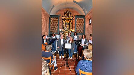 Der Chor Cantiamo in der Loretto-Kapelle. Links am Bildrand die Leiterin des Chores Jericho, Sigrid Rothhammer mit der Gitarre.