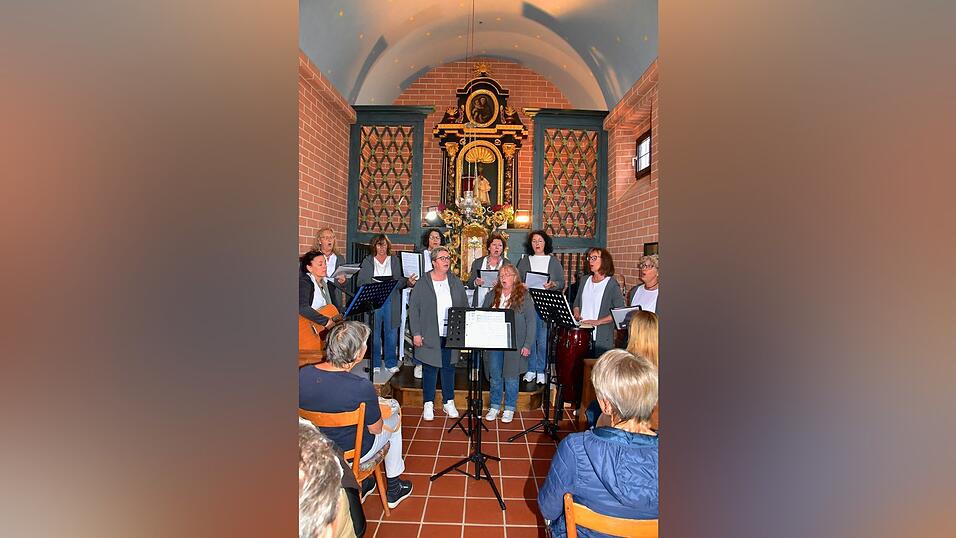 Der Chor Cantiamo in der Loretto-Kapelle. Links am Bildrand die Leiterin des Chores Jericho, Sigrid Rothhammer mit der Gitarre.