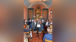 Der Chor Cantiamo in der Loretto-Kapelle. Links am Bildrand die Leiterin des Chores Jericho, Sigrid Rothhammer mit der Gitarre. Der Chor Cantiamo in der Loretto-Kapelle. Links am Bildrand die Leiterin des Chores Jericho, Sigrid Rothhammer mit der Gitarre.