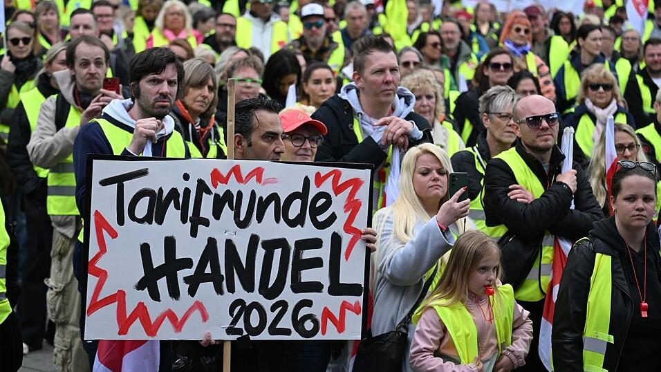 Handelsbeschäftigte streikten in den vergangenen Wochen mehrfach für höhere Löhne. (Archivbild) Handelsbeschäftigte streikten in den vergangenen Wochen mehrfach für höhere Löhne. (Archivbild)